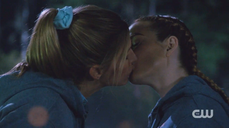 Sara and Ava kiss