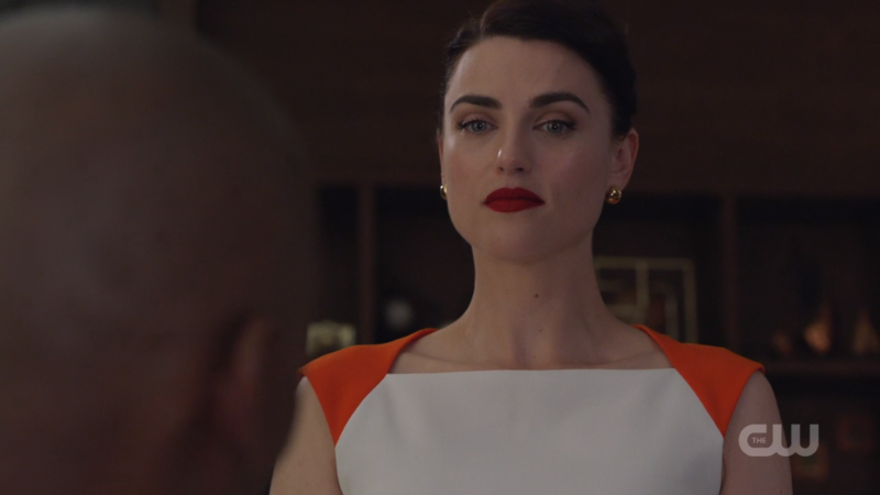 Lena looks SO SERIOUS it's v attractive