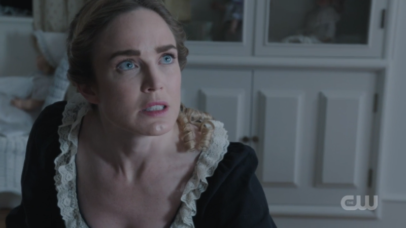 Sara looks up at th elittle girl