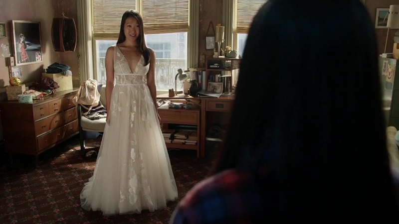 Sumi shows off her wedding dress to Alice.