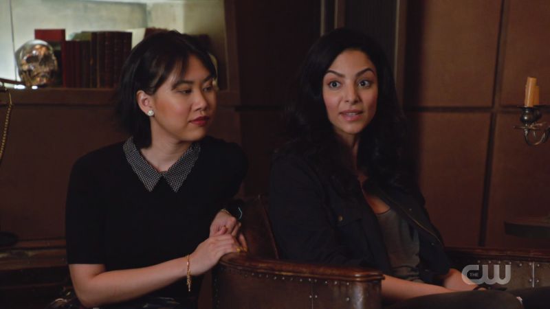 Zari and Mona sit together to talk about texting