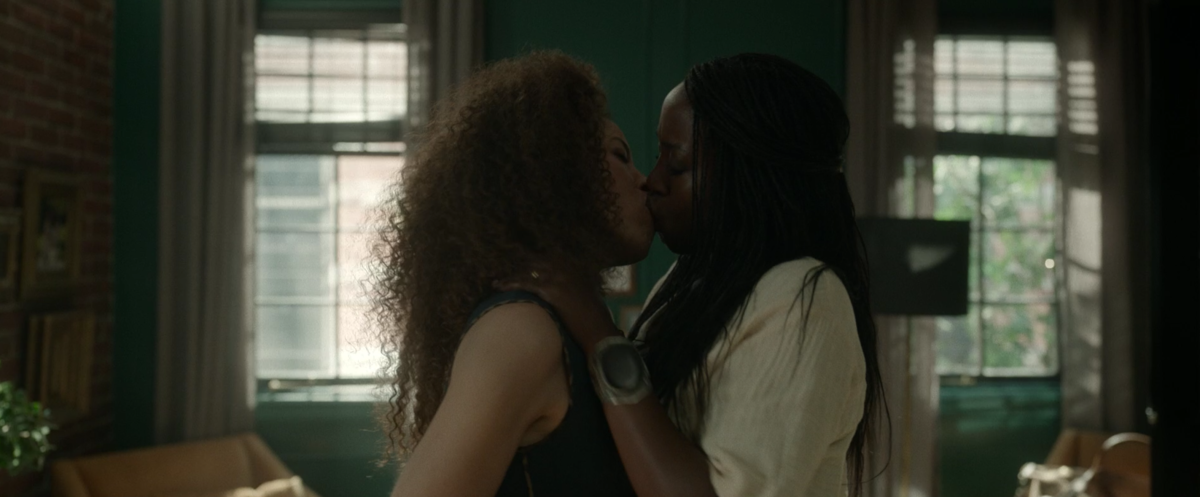 Taissa and Simone make out on Yellowjackets