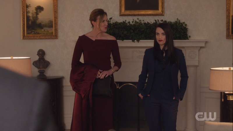 Lena Luthor looks fucking amazing with her hands in the pockets of her suit and Lillian looks nice too 