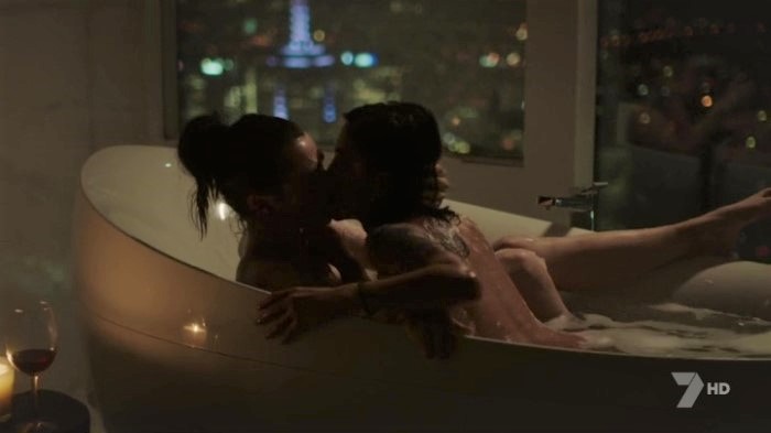 Saskia kisses a girl in a bathtub