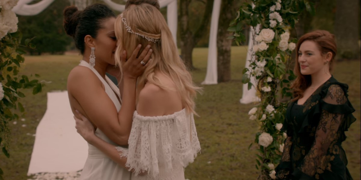 freya and keelin kiss with hope in the background