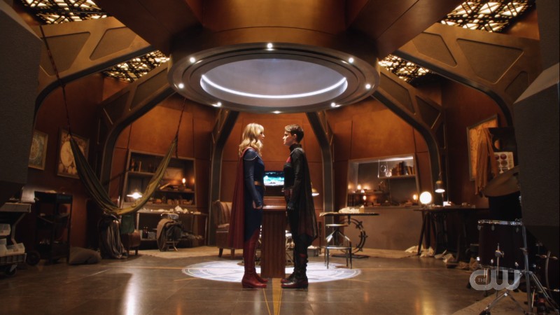 supergirl and batwoman face off