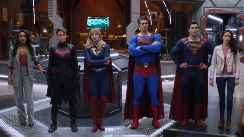 hero lineup of iris, batwoman, supergirl, ray-shaped superman, superman, and lois