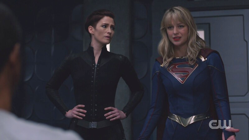 Kara looks desperate, Alex looks concerned still 