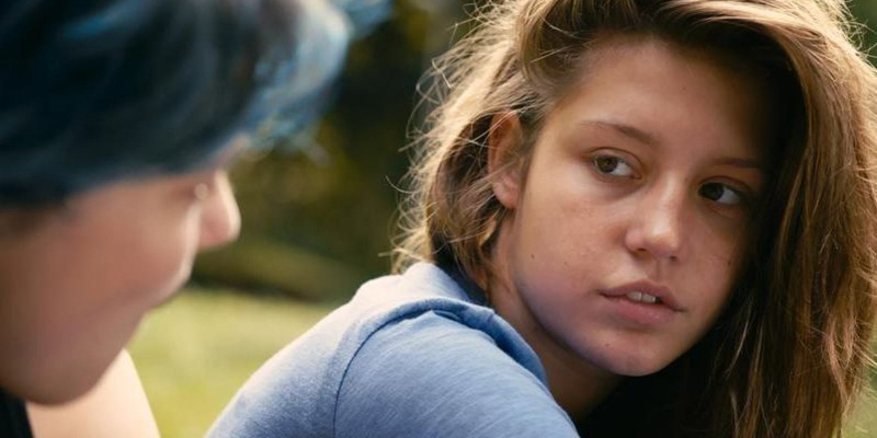 Adele Exarchopoulos looks at a blue-haired Lea Seydoux.