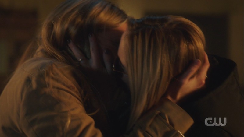 ava and sara kiss