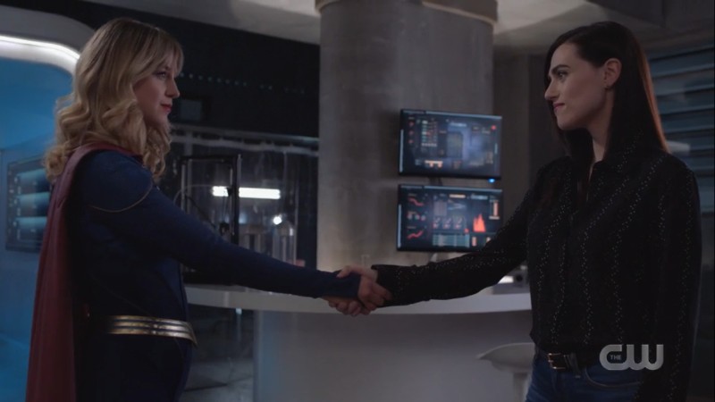 supergirl and lena shake hands