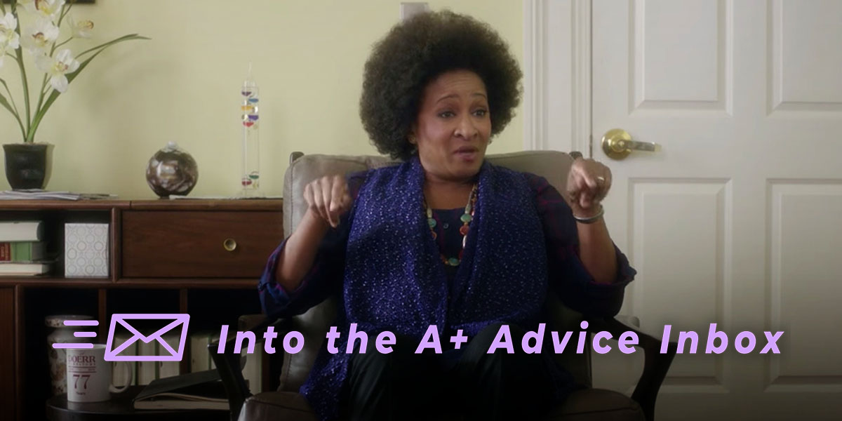 The therapist from Bad Moms, played by Wanda Sykes, gestures.