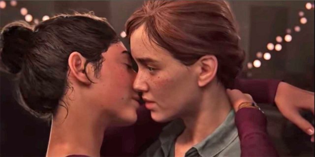 Ellie and Dina kiss in The Last of Us.
