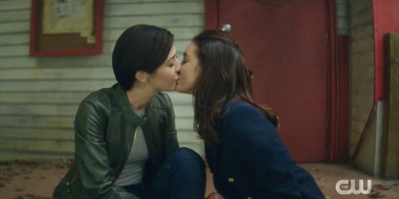 lisbeth and bess kiss on nancy drew