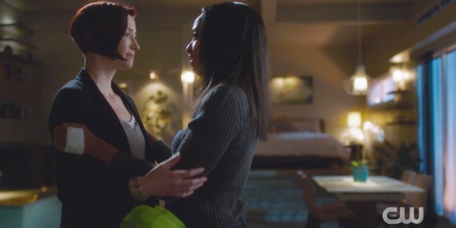 Supergirl recap: Alex and Kelly hold arms and look lovingly at each other. Dansen love!