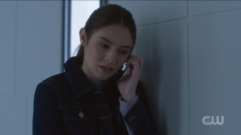 supergirl recap 6x05: Nia is on the phone, looking a little nervous.