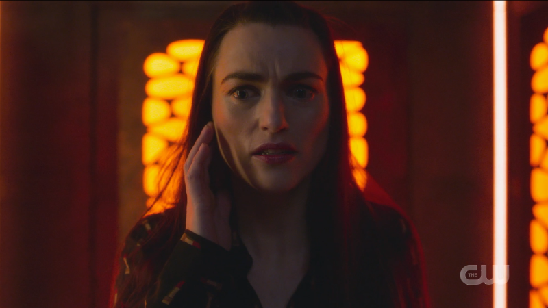 Supergirl Episode 607: Lena tries to use her comm and looks alarmed.