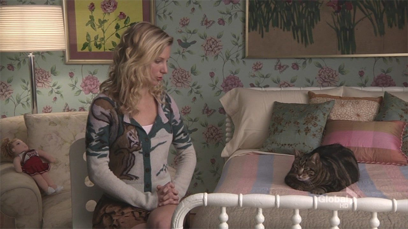 Lord Tubbington sits on Brittney's bed on Glee