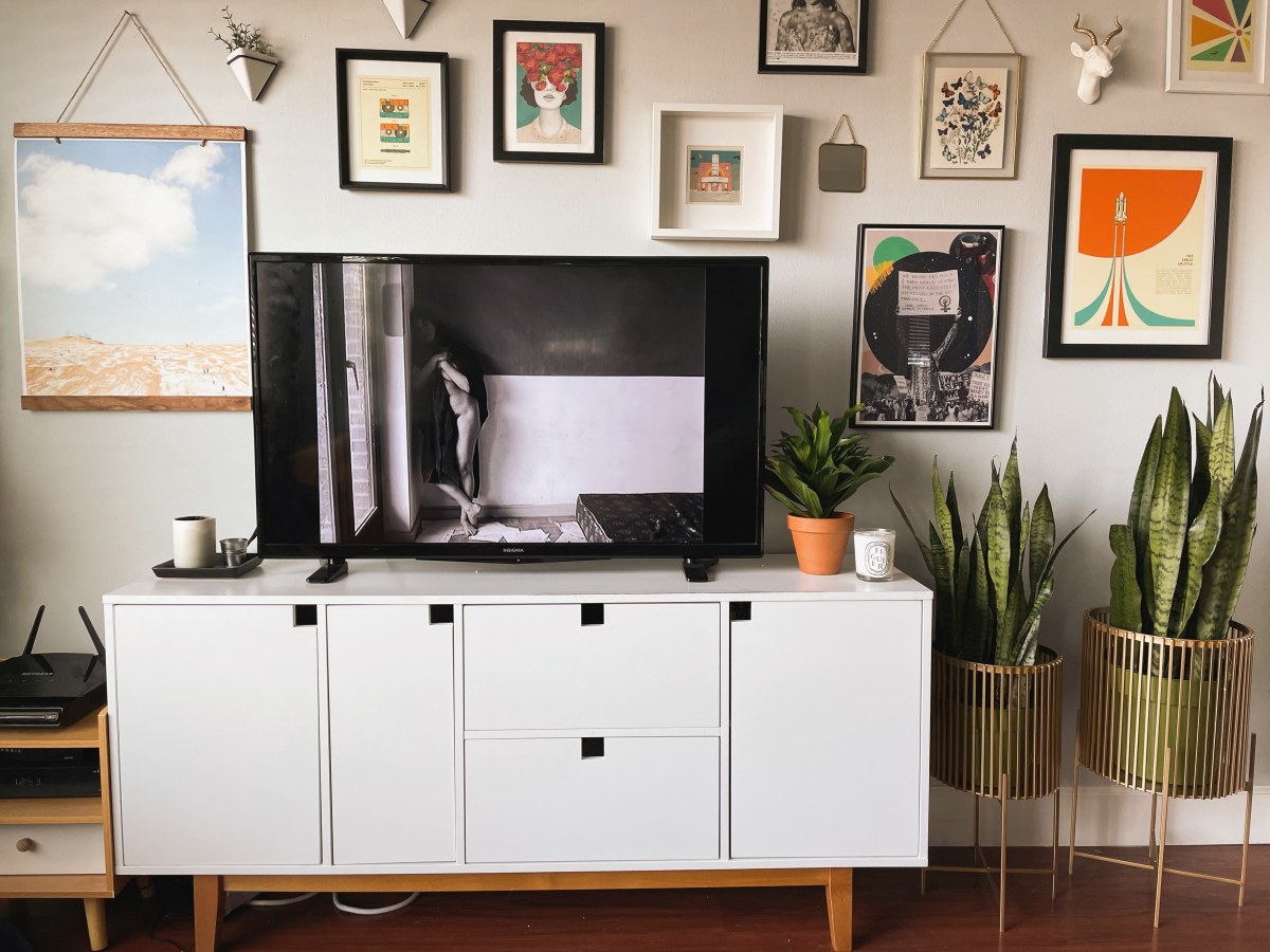 Picture of the TV in Riese's living room playing a french film where a black-and-white French film is playing