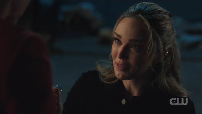 Legends of Tomorrow 607: Avalance proposal, Sara gets down on one knee with a ring