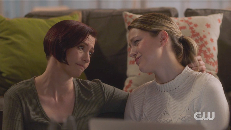 Supergirl 608, THe Danvers Sisters: Alex plays with Kara's ponytail and smiles at her lil sister. Kara smiles back.