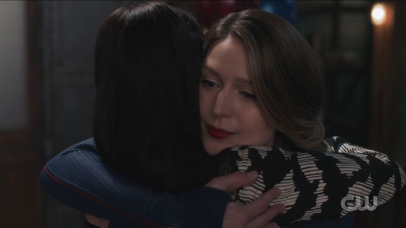 Supergirl Episode 608: Supercorp, Kara Danvers hugs Lena Luthor