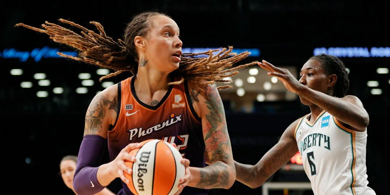 Brittney Griner #42 of the Phoenix Mercury drives to the basket as Natasha Howard #6 of the New York Liberty.
