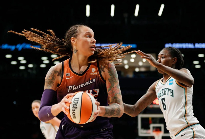 Brittney Griner #42 of the Phoenix Mercury drives to the basket as Natasha Howard #6 of the New York Liberty.