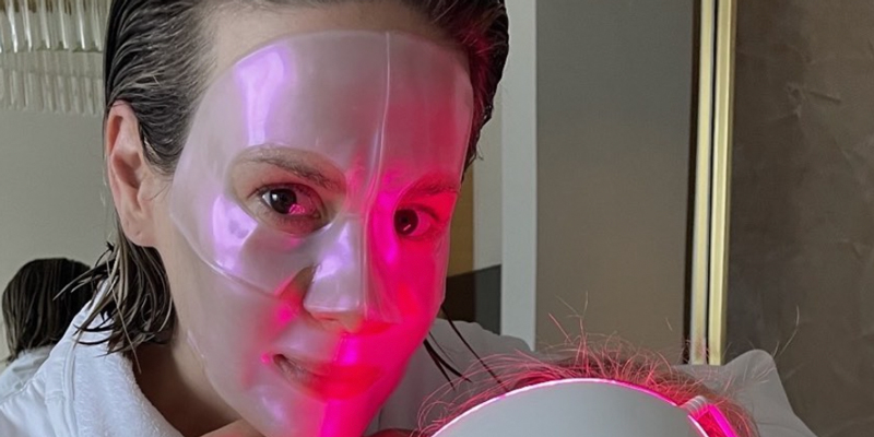 Sarah Paulson is wearing a hot pink laser mask