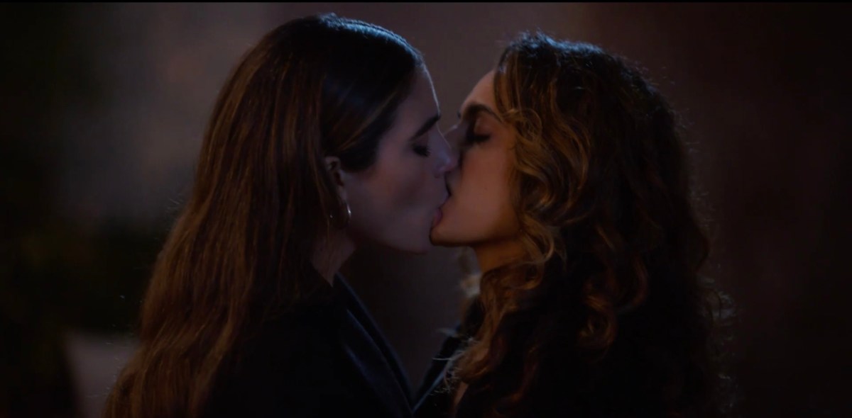 Gigi and Bette kiss
