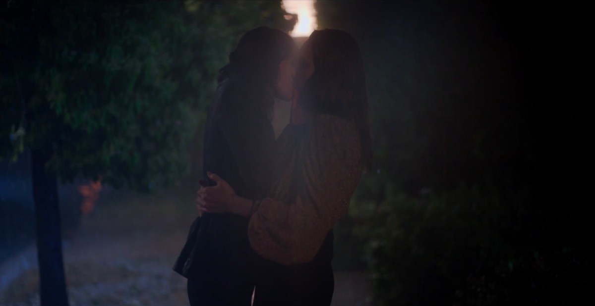 Shane and Tess kissing in the rain