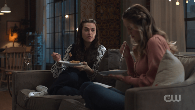 Lena looks so casual sitting on Kara's couch with pie