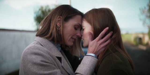 Amy grasps Kirsten's face and pulls her close, as she finally admits that she loves her.