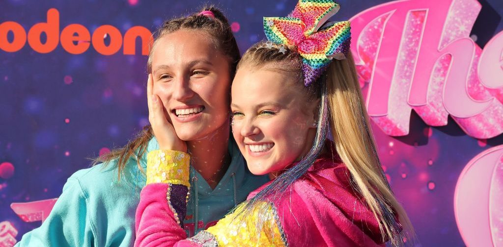 ASADENA, CALIFORNIA - SEPTEMBER 03: (L-R) Kylie Prew and JoJo Siwa attend a drive-in screening and performance for the Paramount+ original movie "The J Team" at the Rose Bowl on September 03, 2021 in Pasadena, California. (Photo by Leon Bennett/Getty Images)