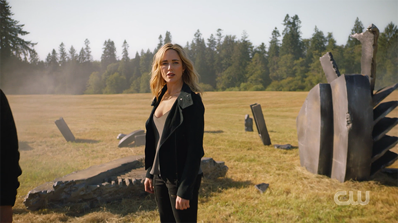 Sara Lance looking tuff