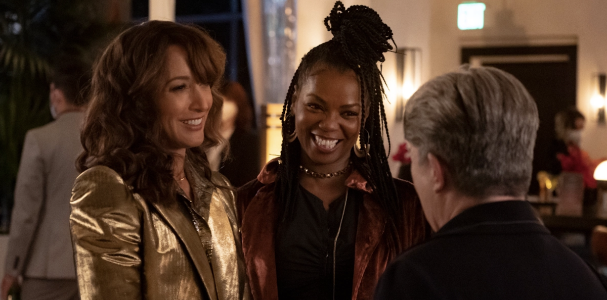 Bette and Pippa laugh together while talking to Carrie