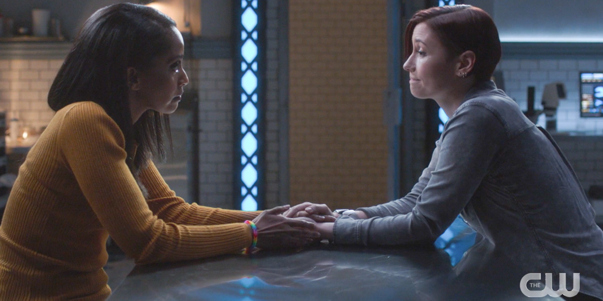 Supergirl recap 615: Alex Danvers and Kelly Olsen aka Dansen hold hands over the table