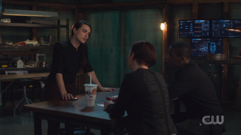 Lena talks to Alex and J'onn