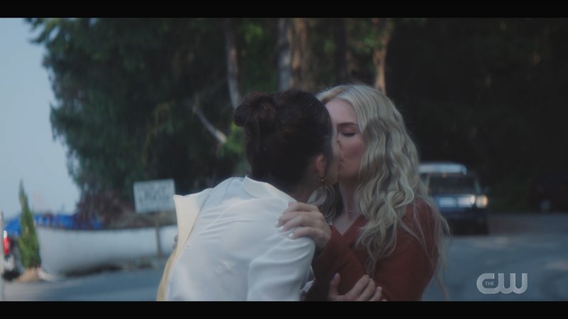 Nancy Drew: Bess kisses a girl who sort of looks like Ashley Benson from this angle