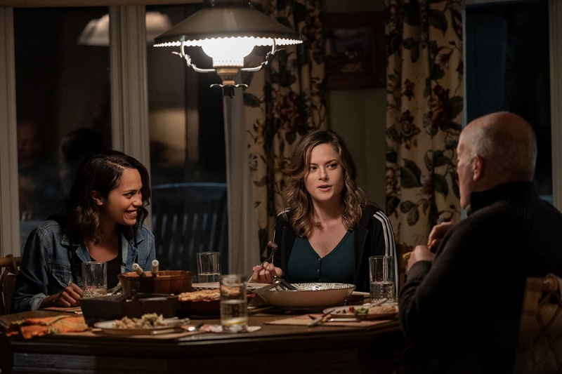 Jackie enjoys a "family" dinner with her old partner, Ed, and her new partner, Leslie.