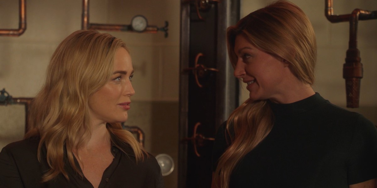 Legends of Tomorrow 705: Sara and Ava aka Avalance exchange glances