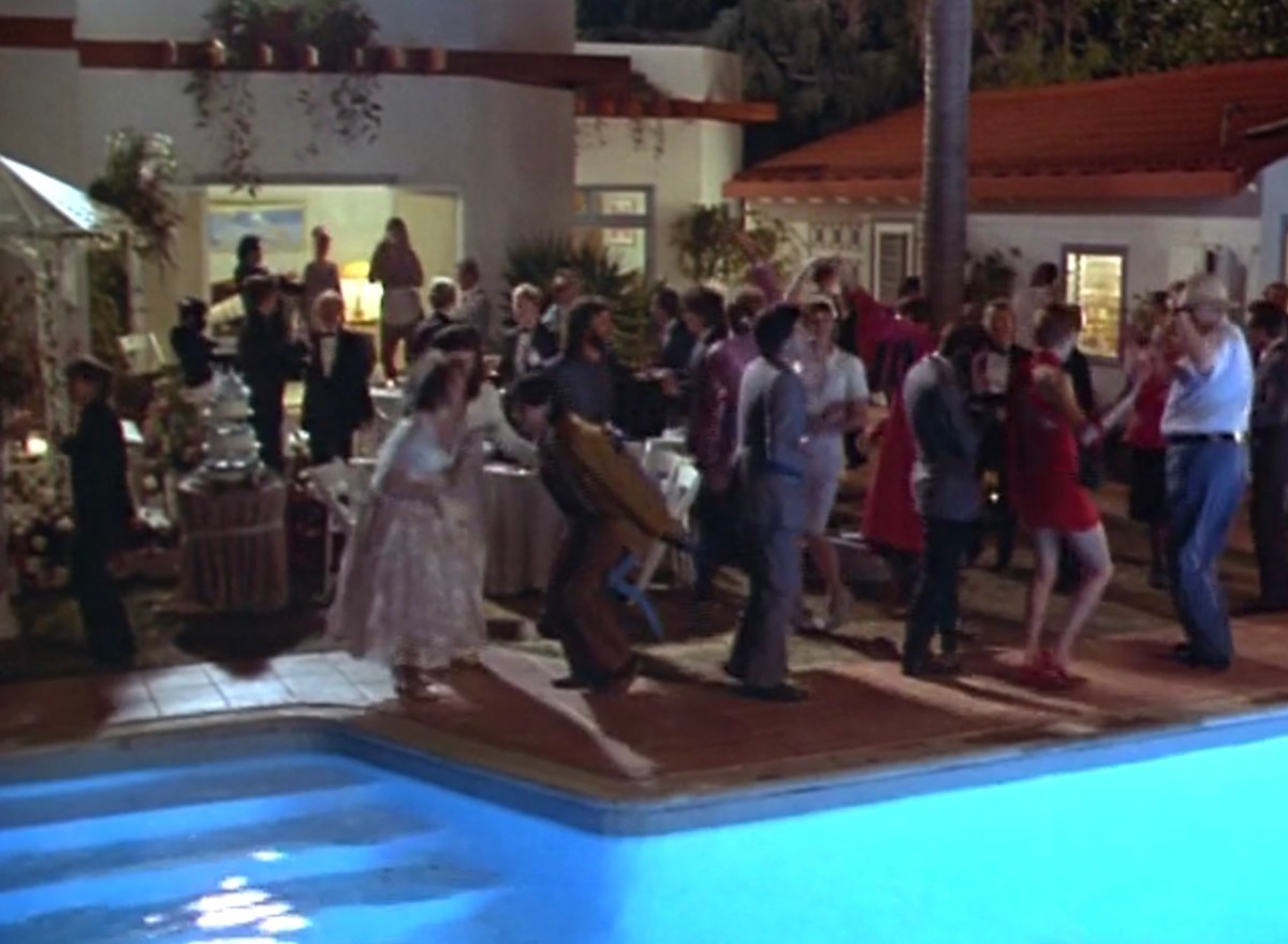 Everybody dances at the pool