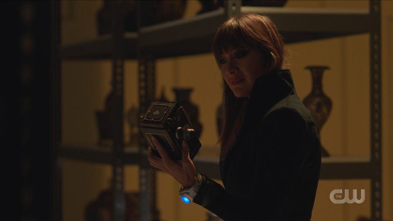 Nyxly talks to an old-timey camera