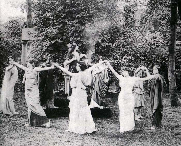 natalie clifford barney and her sapphic pals dance around a temple in the back garden of her house in Paris