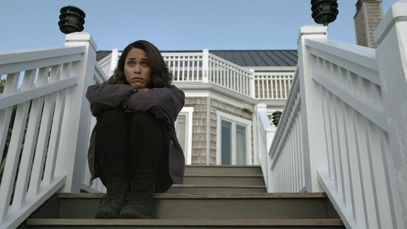 Leslie sits on the steps outside Ed's house, waiting to apologize. 