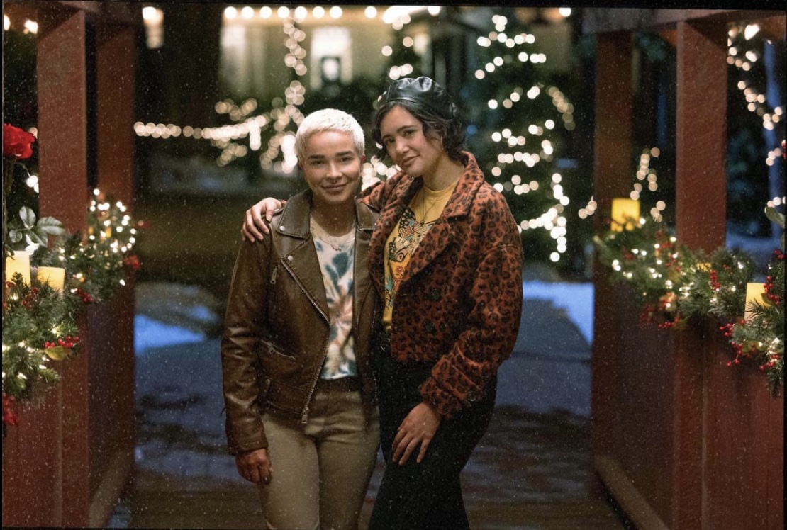lesbian couple posing on a Christmas bridge