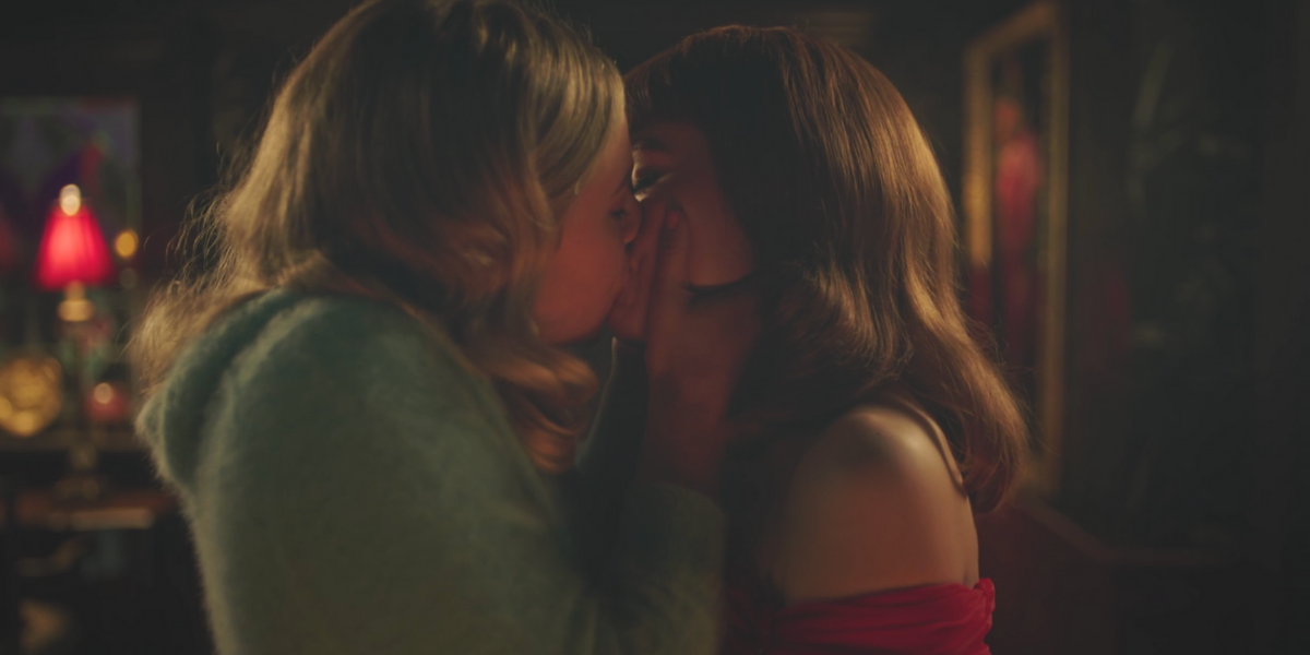 Bitsy Cooper and Poppy Blossom sharing a kiss in the Riverdale/Sabrina crossover epsiode