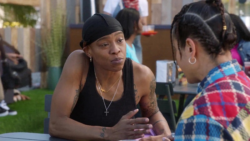 Jessica Betts guest stars as Quiet Ann's friend from the prison softball team. They meet at the gentrified juice shop for the drop.