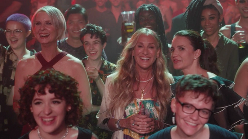 Miranda, Charlotte, and Carrie in the crowd at Che's show