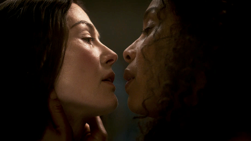 Moiraine and Siuan kiss